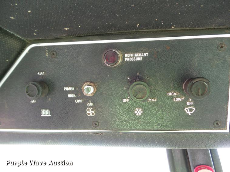 image for item L5683 1984 International 5288 MFWD tractor