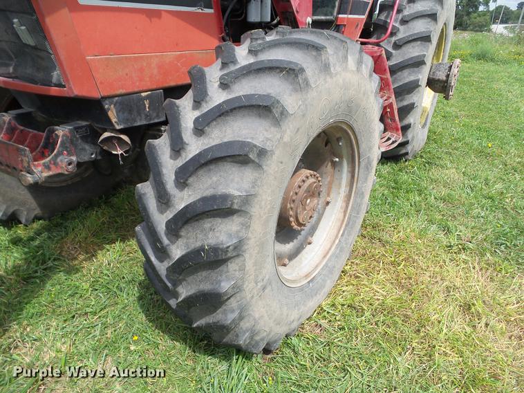 image for item L5683 1984 International 5288 MFWD tractor