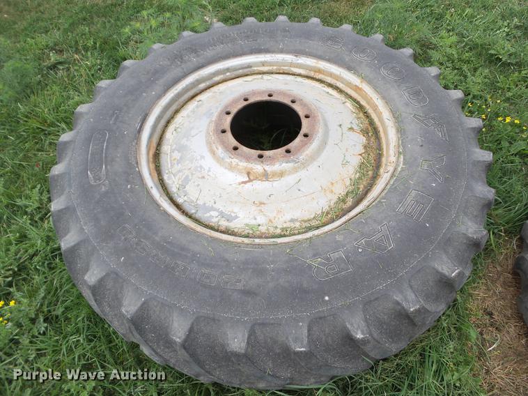 image for item L5683 1984 International 5288 MFWD tractor