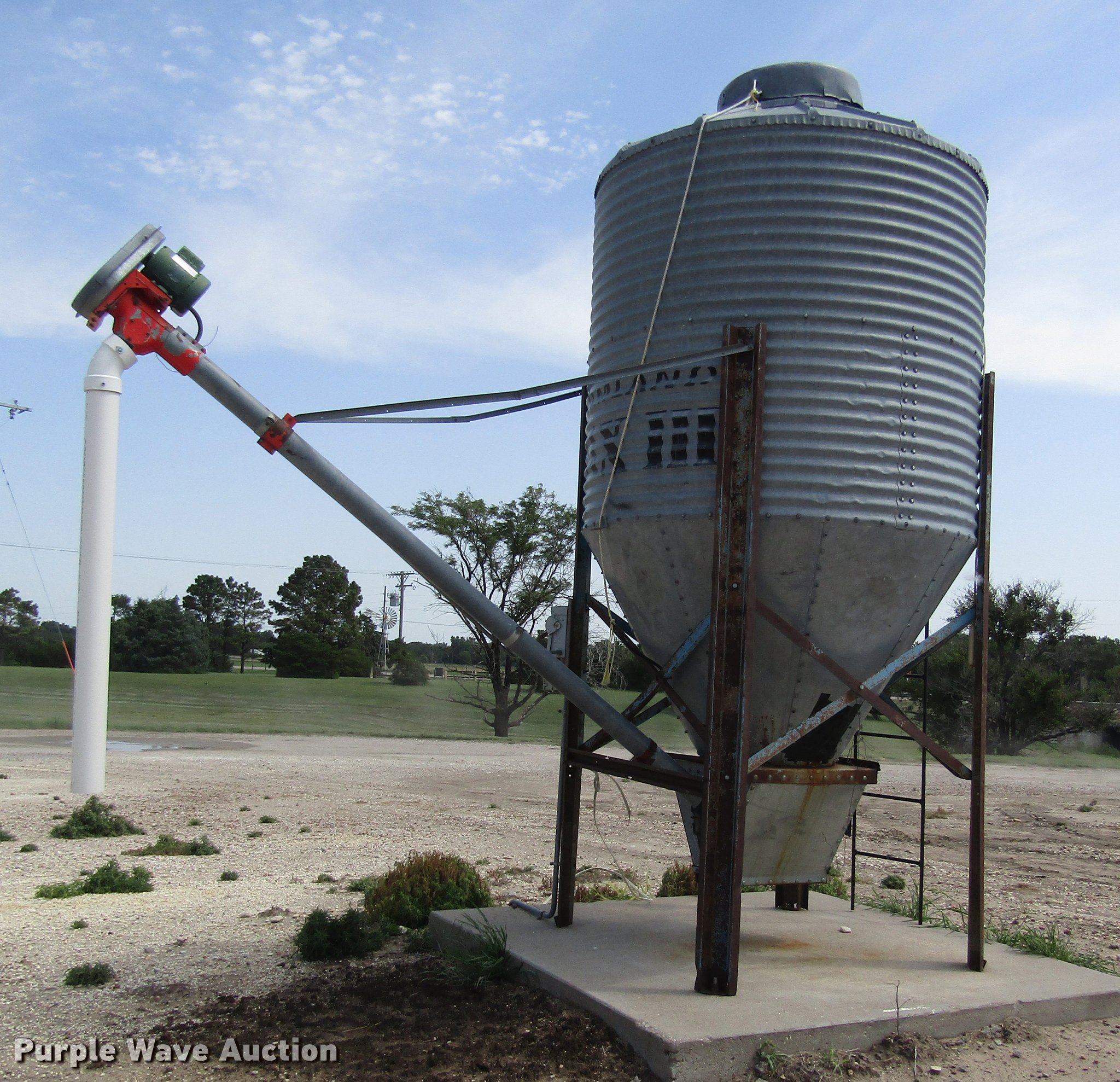 Vcone bulk feed bin in Hays, KS Item EH9271 sold Purple Wave