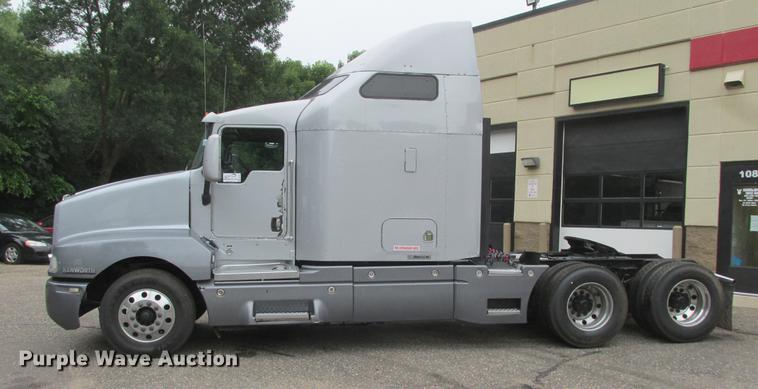 image for item DA8261 2007 Kenworth T600 semi truck