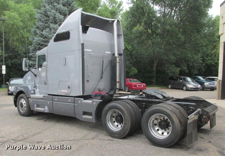 image for item DA8261 2007 Kenworth T600 semi truck