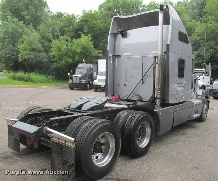 image for item DA8261 2007 Kenworth T600 semi truck