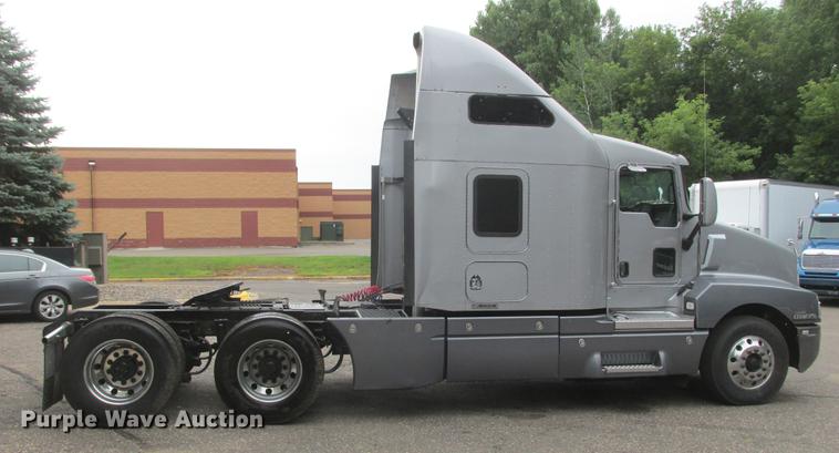 image for item DA8261 2007 Kenworth T600 semi truck