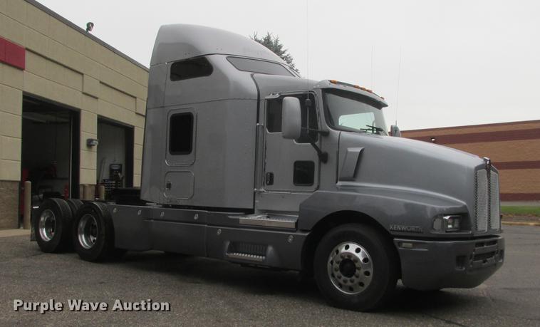 image for item DA8261 2007 Kenworth T600 semi truck
