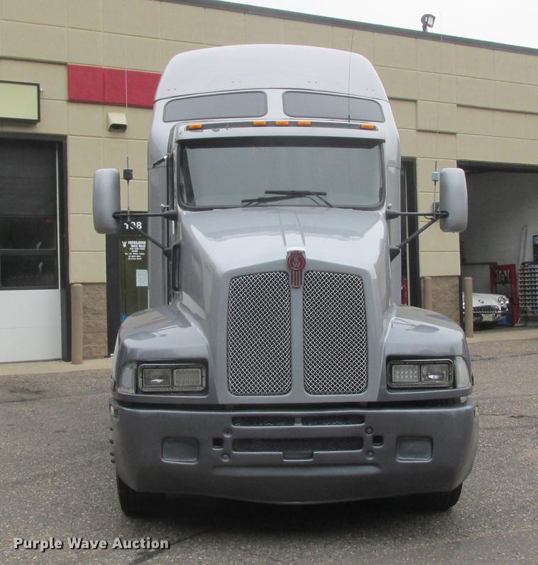 image for item DA8261 2007 Kenworth T600 semi truck