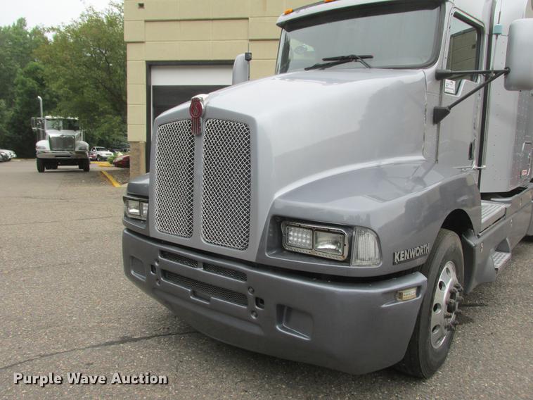 image for item DA8261 2007 Kenworth T600 semi truck