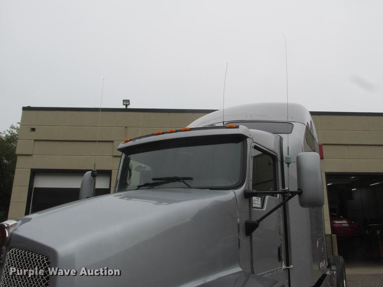 image for item DA8261 2007 Kenworth T600 semi truck