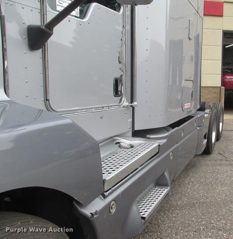 image for item DA8261 2007 Kenworth T600 semi truck