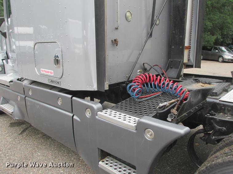 image for item DA8261 2007 Kenworth T600 semi truck