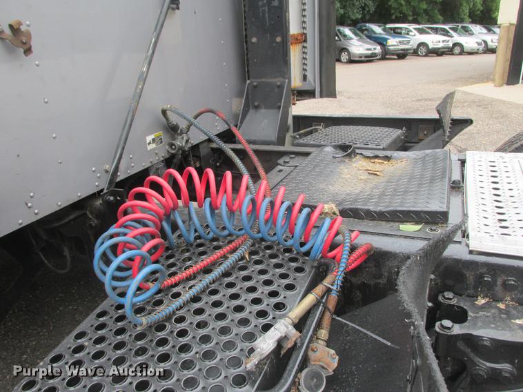 image for item DA8261 2007 Kenworth T600 semi truck