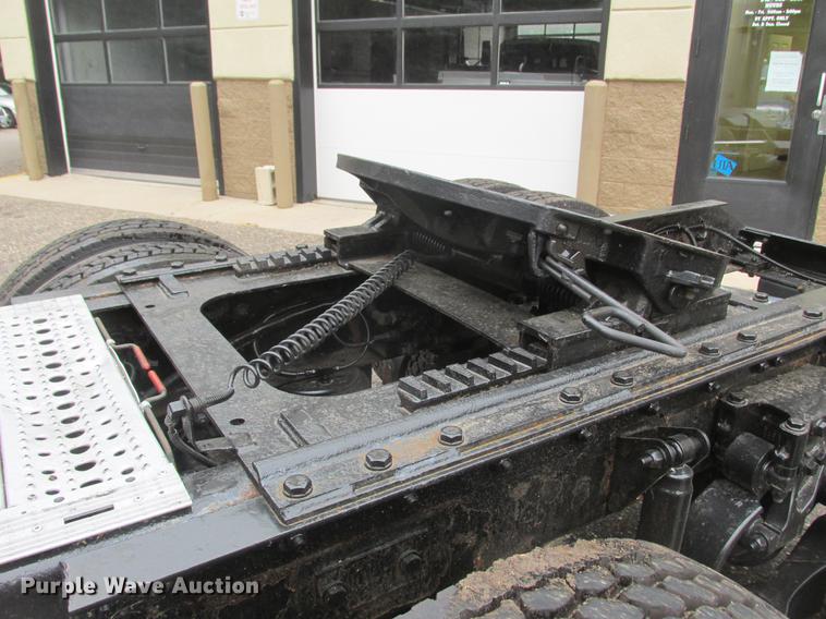 image for item DA8261 2007 Kenworth T600 semi truck