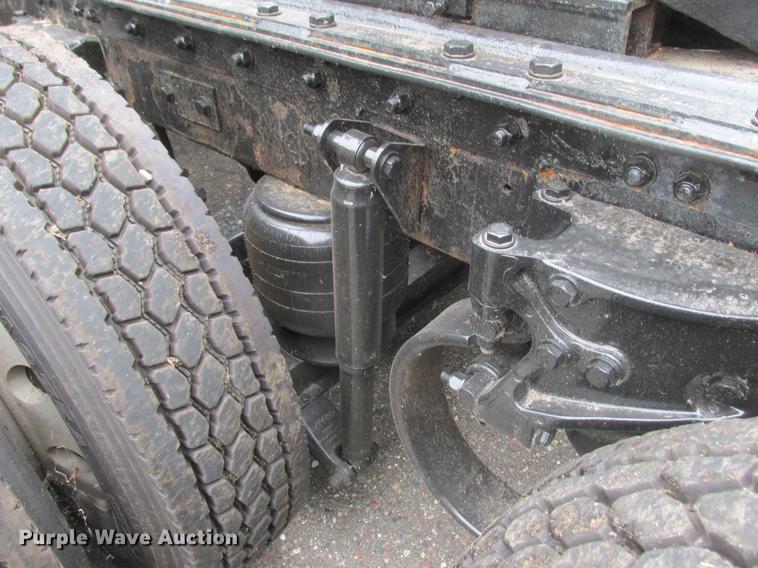 image for item DA8261 2007 Kenworth T600 semi truck