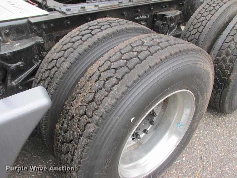 image for item DA8261 2007 Kenworth T600 semi truck