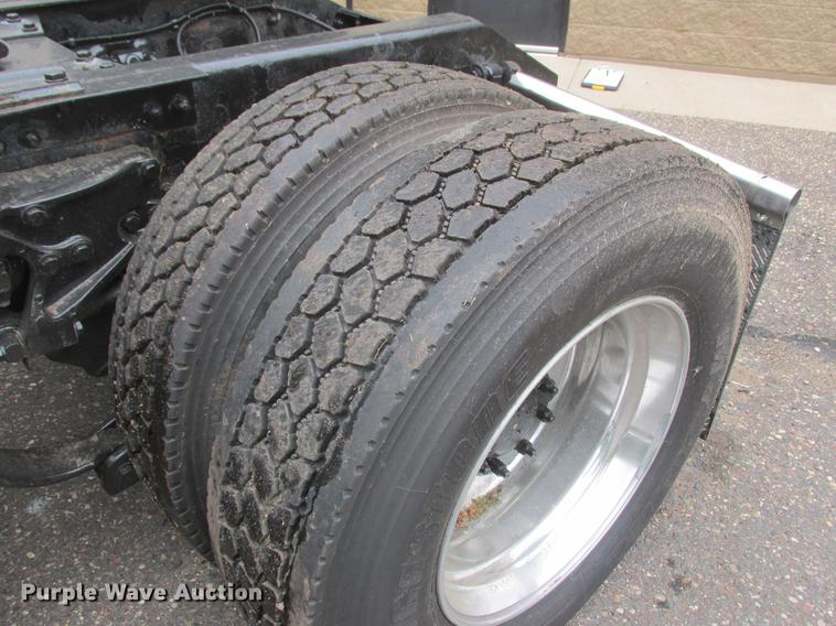 image for item DA8261 2007 Kenworth T600 semi truck