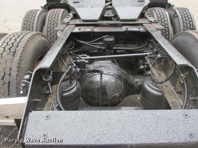 image for item DA8261 2007 Kenworth T600 semi truck