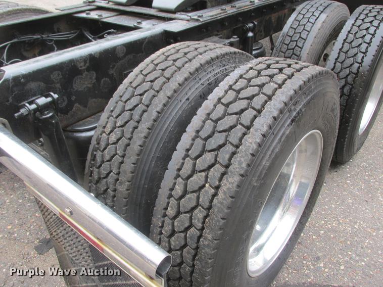 image for item DA8261 2007 Kenworth T600 semi truck