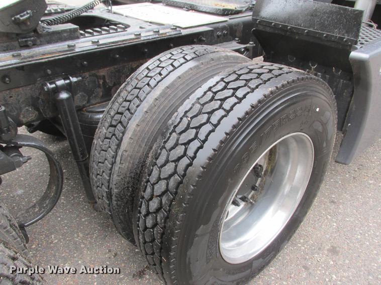 image for item DA8261 2007 Kenworth T600 semi truck