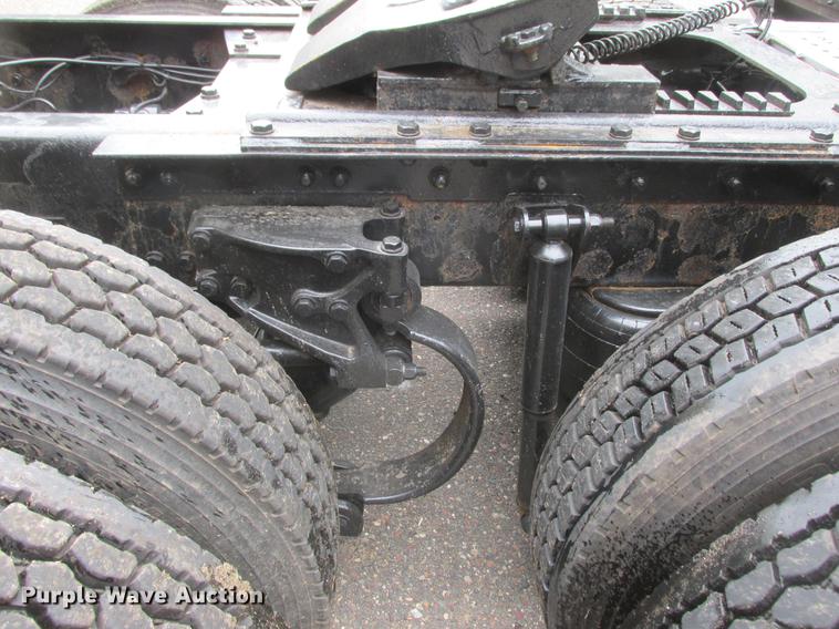 image for item DA8261 2007 Kenworth T600 semi truck