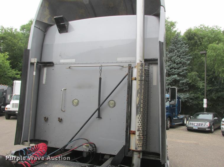 image for item DA8261 2007 Kenworth T600 semi truck