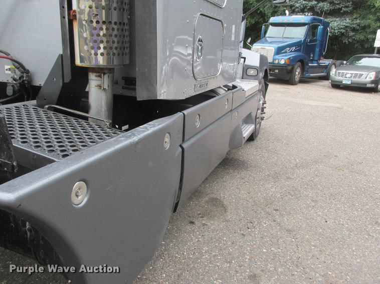 image for item DA8261 2007 Kenworth T600 semi truck