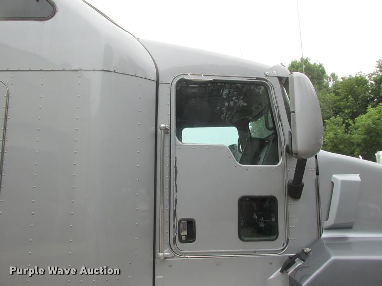 image for item DA8261 2007 Kenworth T600 semi truck