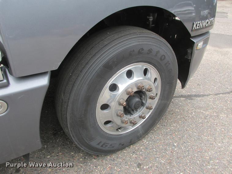 image for item DA8261 2007 Kenworth T600 semi truck