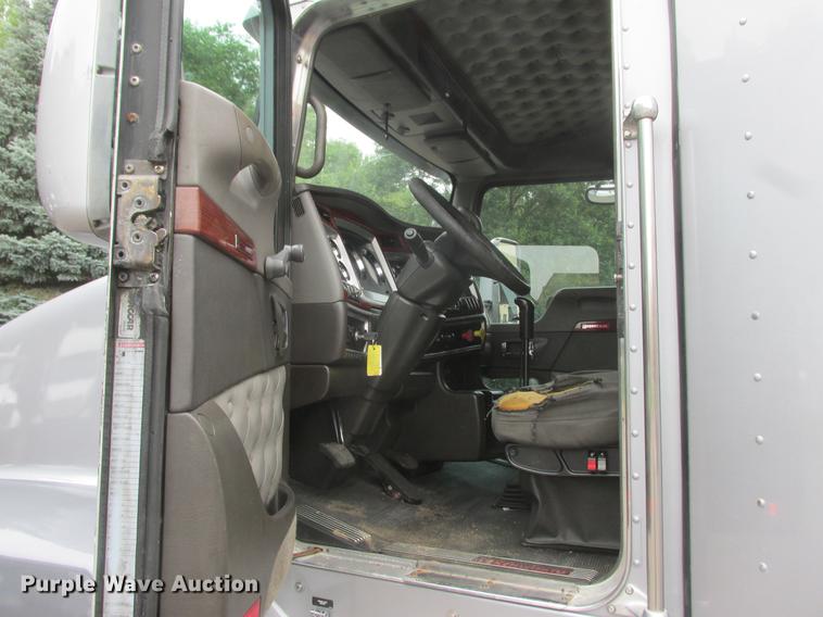 image for item DA8261 2007 Kenworth T600 semi truck