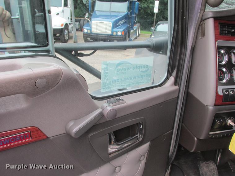 image for item DA8261 2007 Kenworth T600 semi truck