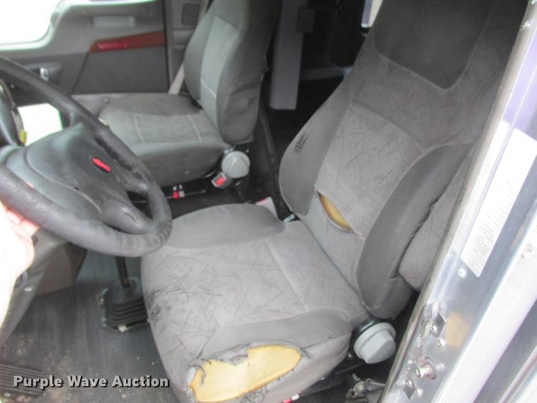 image for item DA8261 2007 Kenworth T600 semi truck