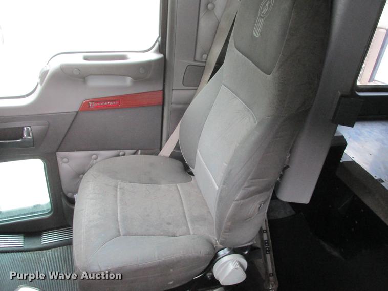 image for item DA8261 2007 Kenworth T600 semi truck
