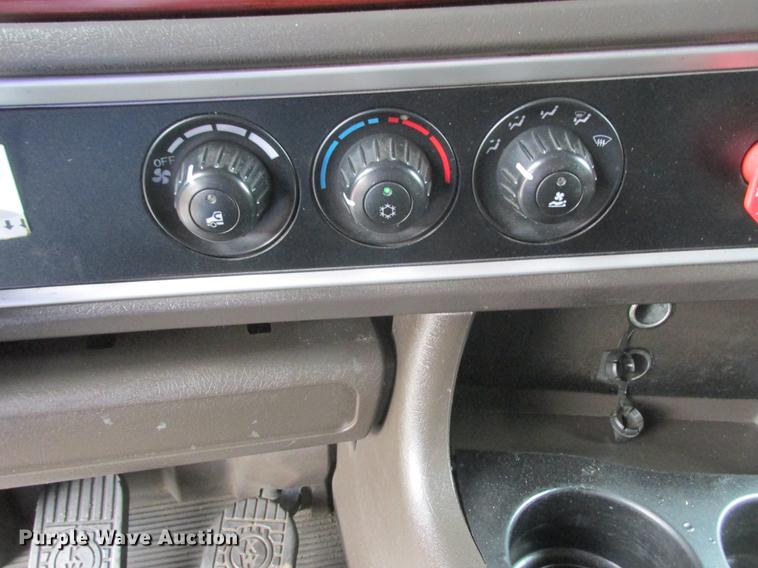 image for item DA8261 2007 Kenworth T600 semi truck