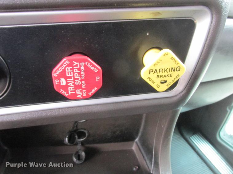 image for item DA8261 2007 Kenworth T600 semi truck