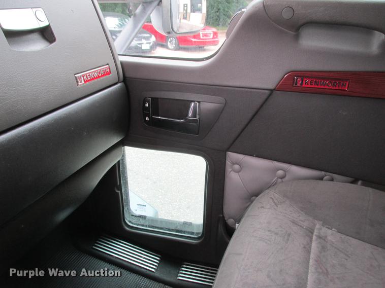 image for item DA8261 2007 Kenworth T600 semi truck