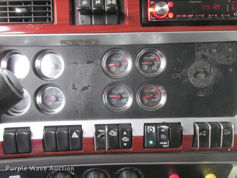 image for item DA8261 2007 Kenworth T600 semi truck