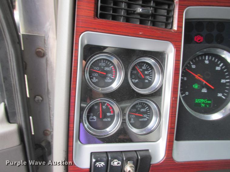 image for item DA8261 2007 Kenworth T600 semi truck