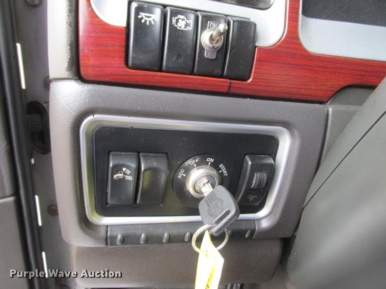 image for item DA8261 2007 Kenworth T600 semi truck