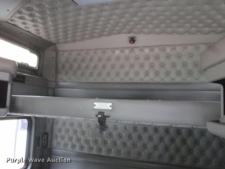 image for item DA8261 2007 Kenworth T600 semi truck