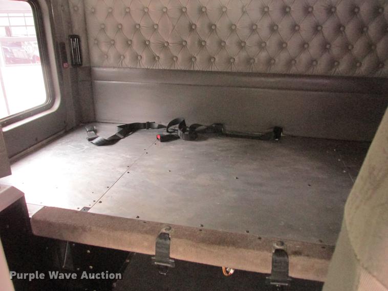 image for item DA8261 2007 Kenworth T600 semi truck