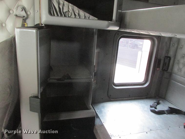 image for item DA8261 2007 Kenworth T600 semi truck