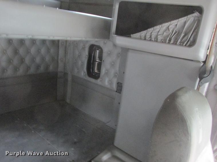 image for item DA8261 2007 Kenworth T600 semi truck