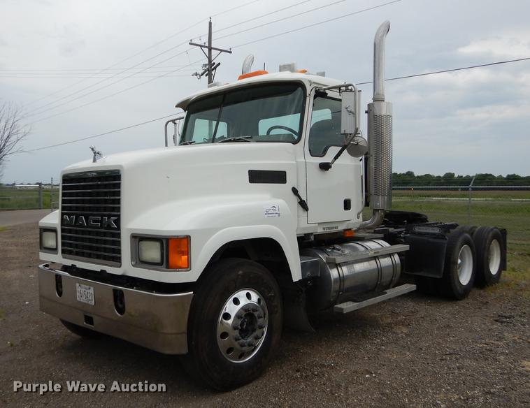 image for item DB8344 2006 Mack CHN613 semi truck