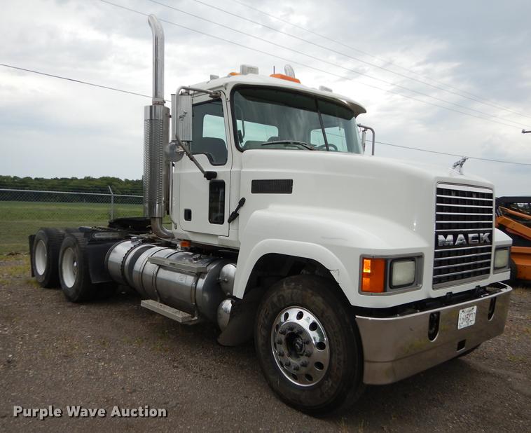 image for item DB8344 2006 Mack CHN613 semi truck