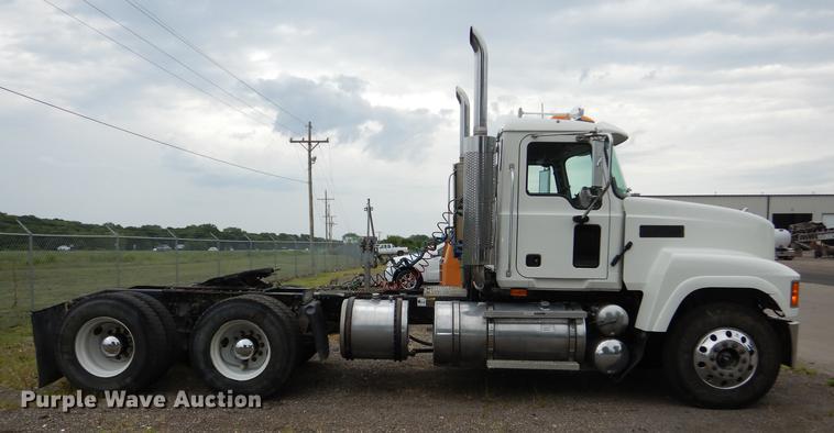 image for item DB8344 2006 Mack CHN613 semi truck