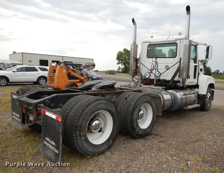 image for item DB8344 2006 Mack CHN613 semi truck