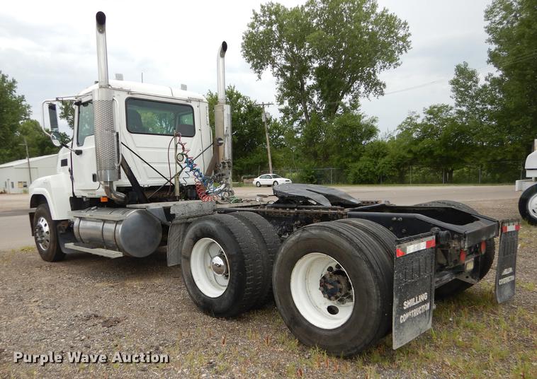 image for item DB8344 2006 Mack CHN613 semi truck