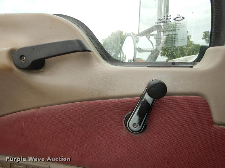 image for item DB8344 2006 Mack CHN613 semi truck