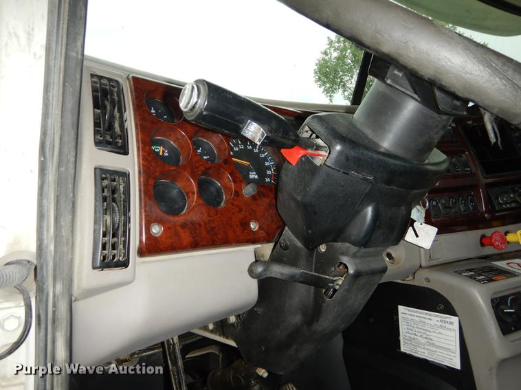 image for item DB8344 2006 Mack CHN613 semi truck