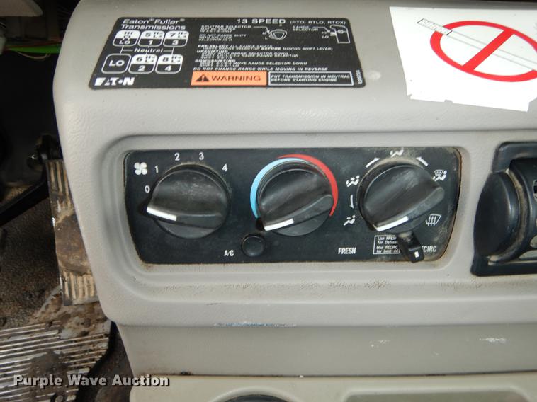 image for item DB8344 2006 Mack CHN613 semi truck