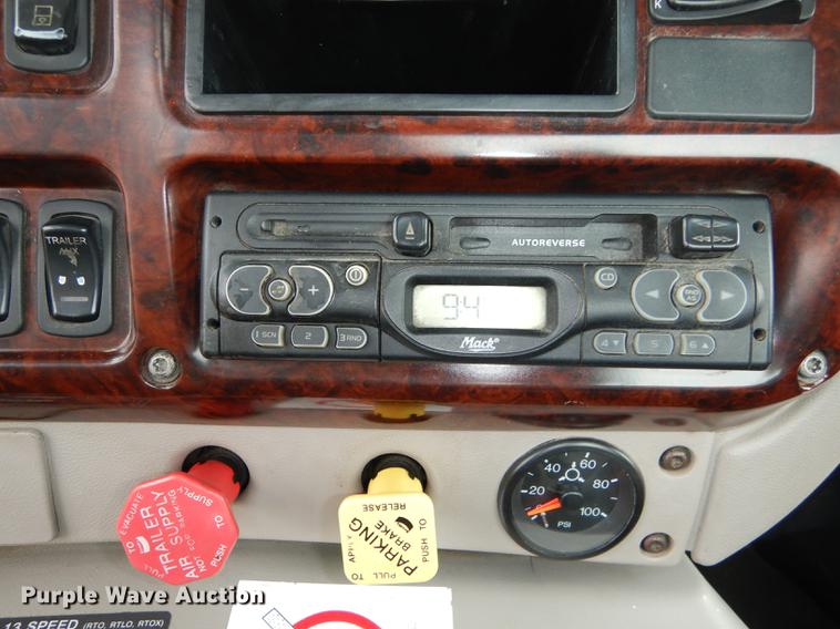 image for item DB8344 2006 Mack CHN613 semi truck